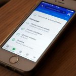 Smartphone met een budgeteer-app op het scherm waarop uitgaven en categorieën worden weergegeven