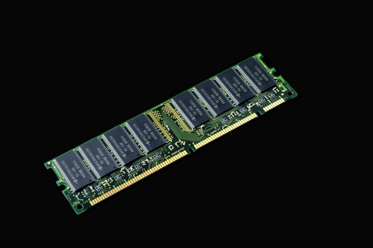 Een RAM-geheugenmodule die uit een moederbord wordt gehaald voor inspectie